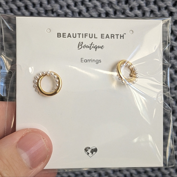 Teresa Pearl Round Earrings - Picture 1 of 1